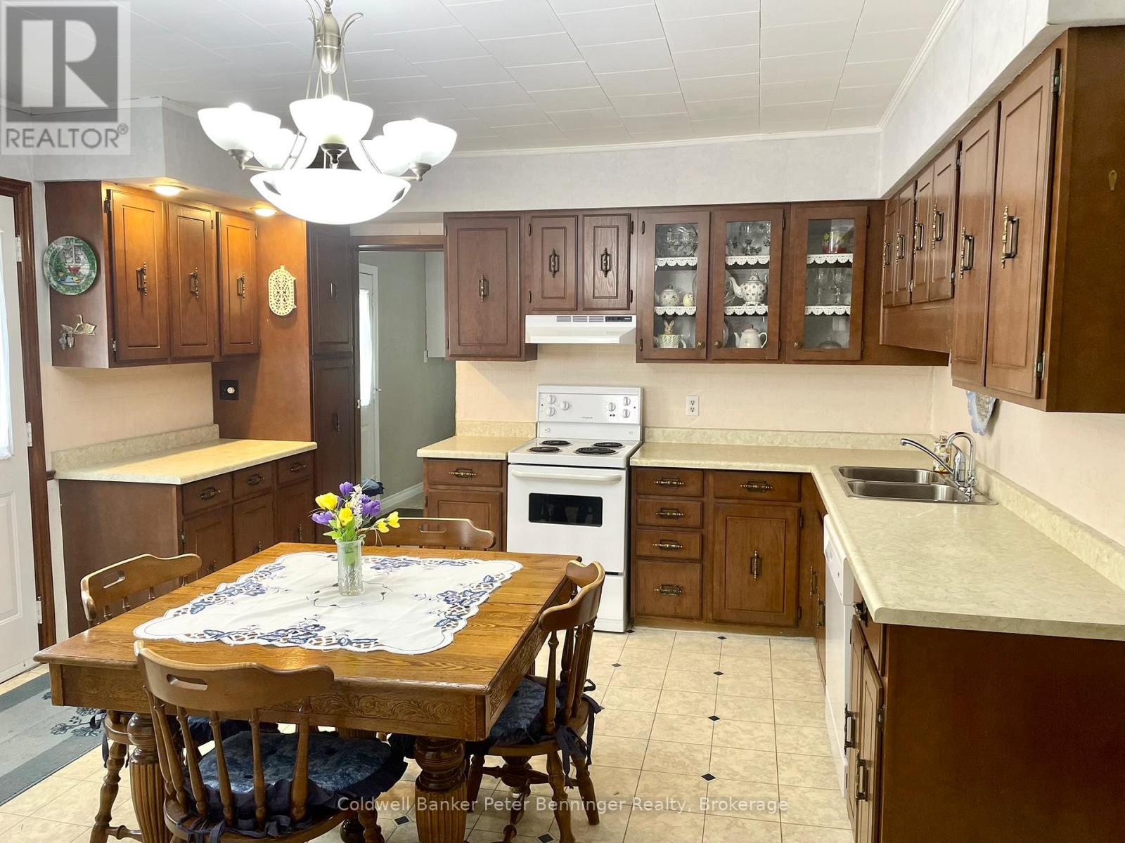 105 Mcgivern Street W, Brockton, Ontario  N0G 2V0 - Photo 10 - X12337667