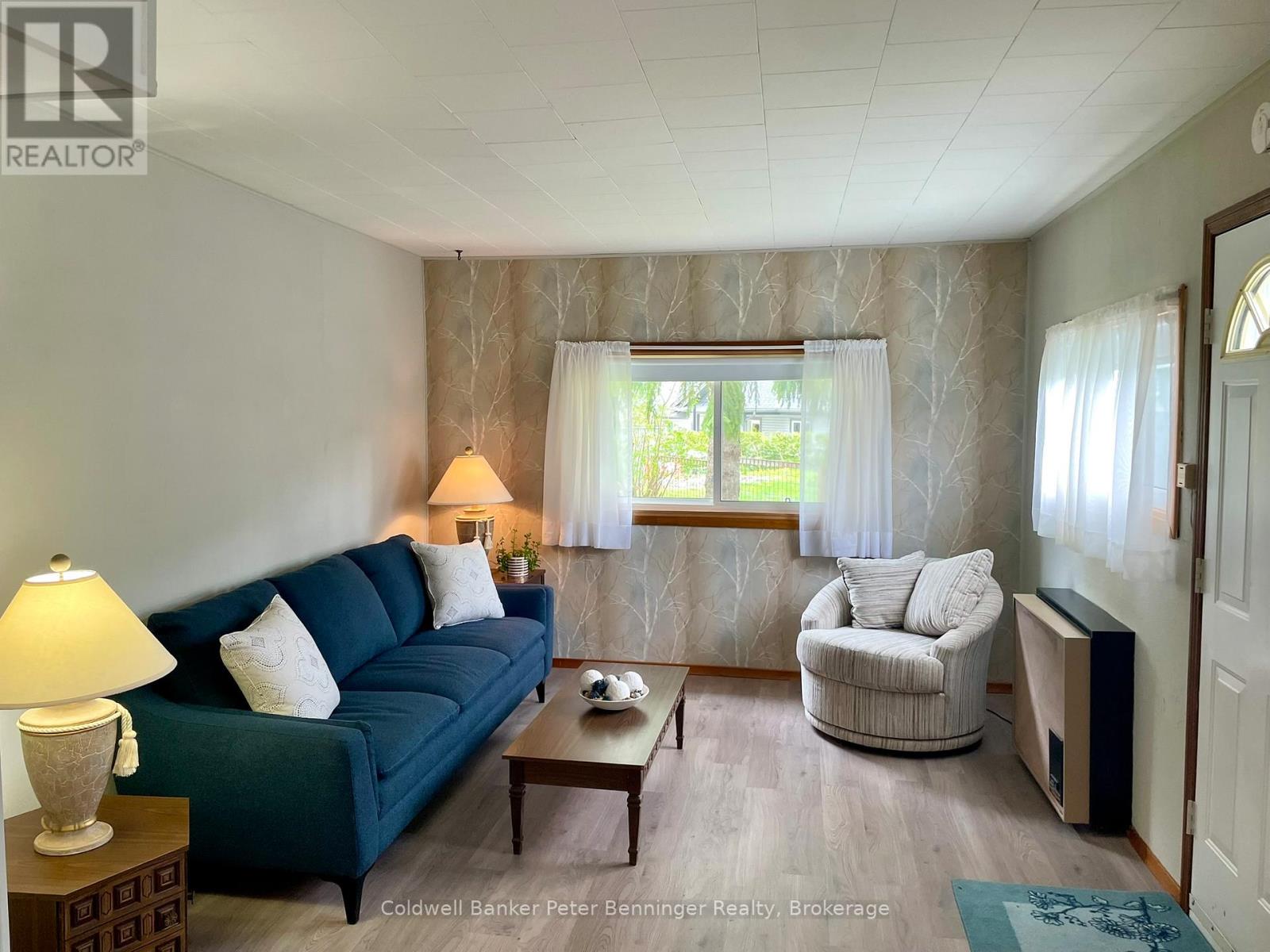 105 Mcgivern Street W, Brockton, Ontario  N0G 2V0 - Photo 4 - X12337667