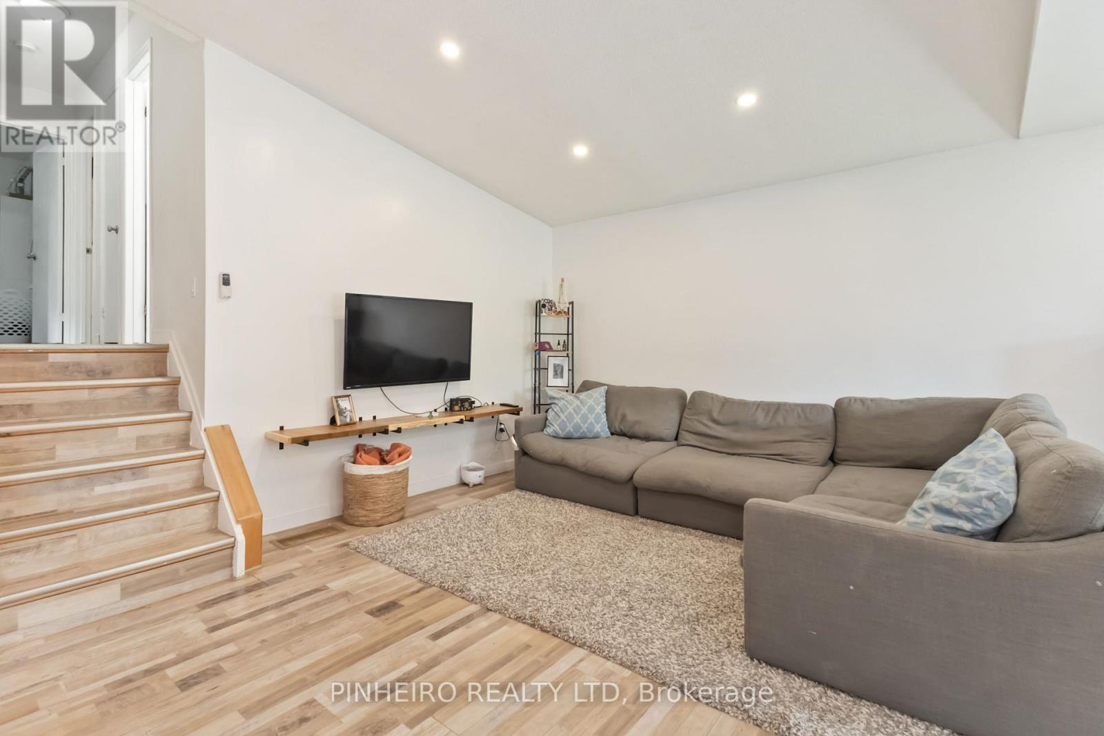 195 Portsmouth Crescent E, London East, Ontario  N5V 4C8 - Photo 4 - X12337789