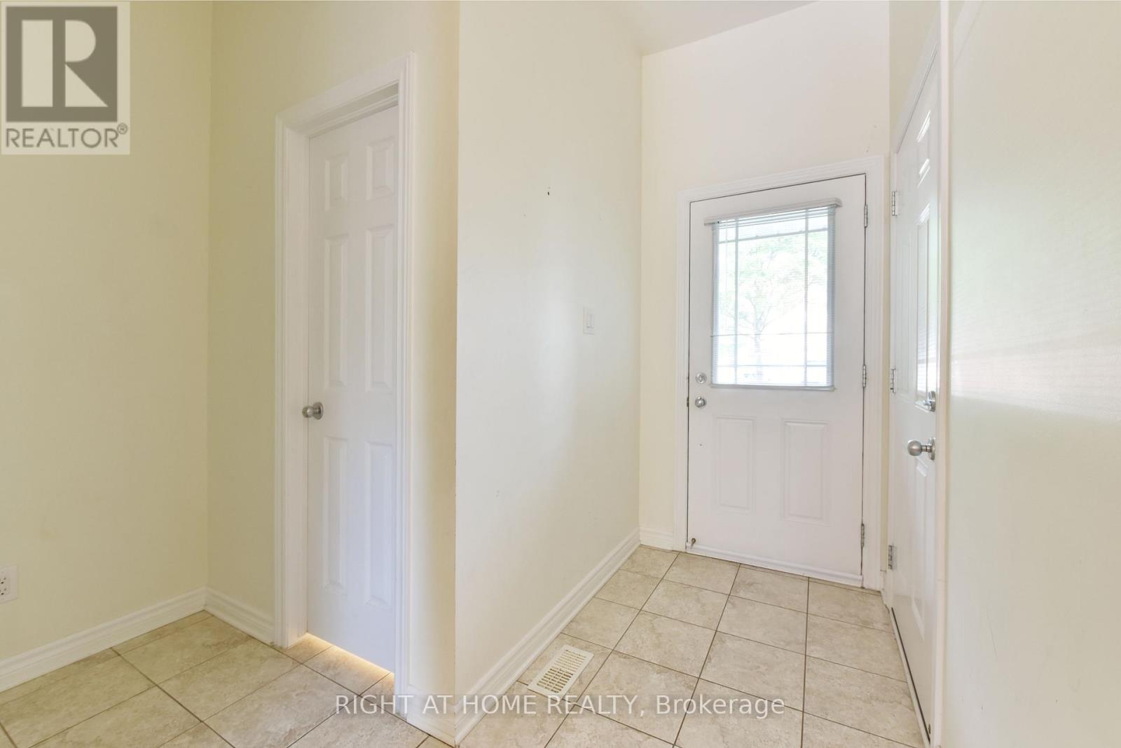226 Hunterbrook Street, Ottawa, Ontario  K2K 0E5 - Photo 3 - X12337828