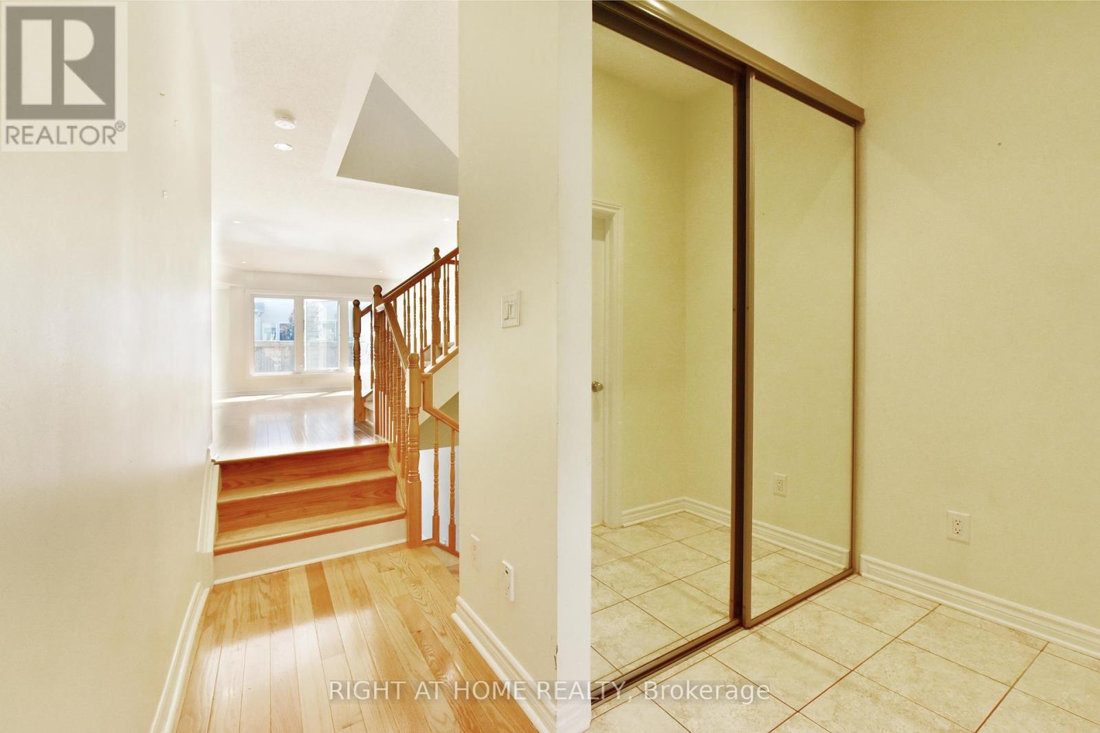 226 Hunterbrook Street, Ottawa, Ontario  K2K 0E5 - Photo 4 - X12337828