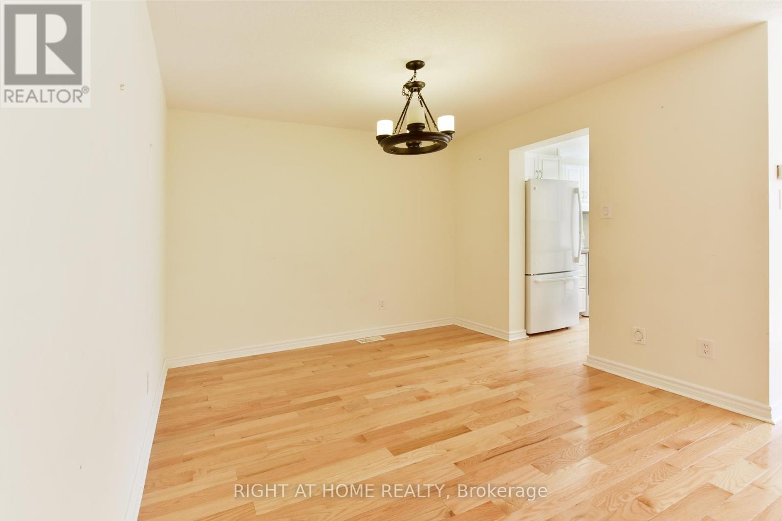 226 Hunterbrook Street, Ottawa, Ontario  K2K 0E5 - Photo 5 - X12337828