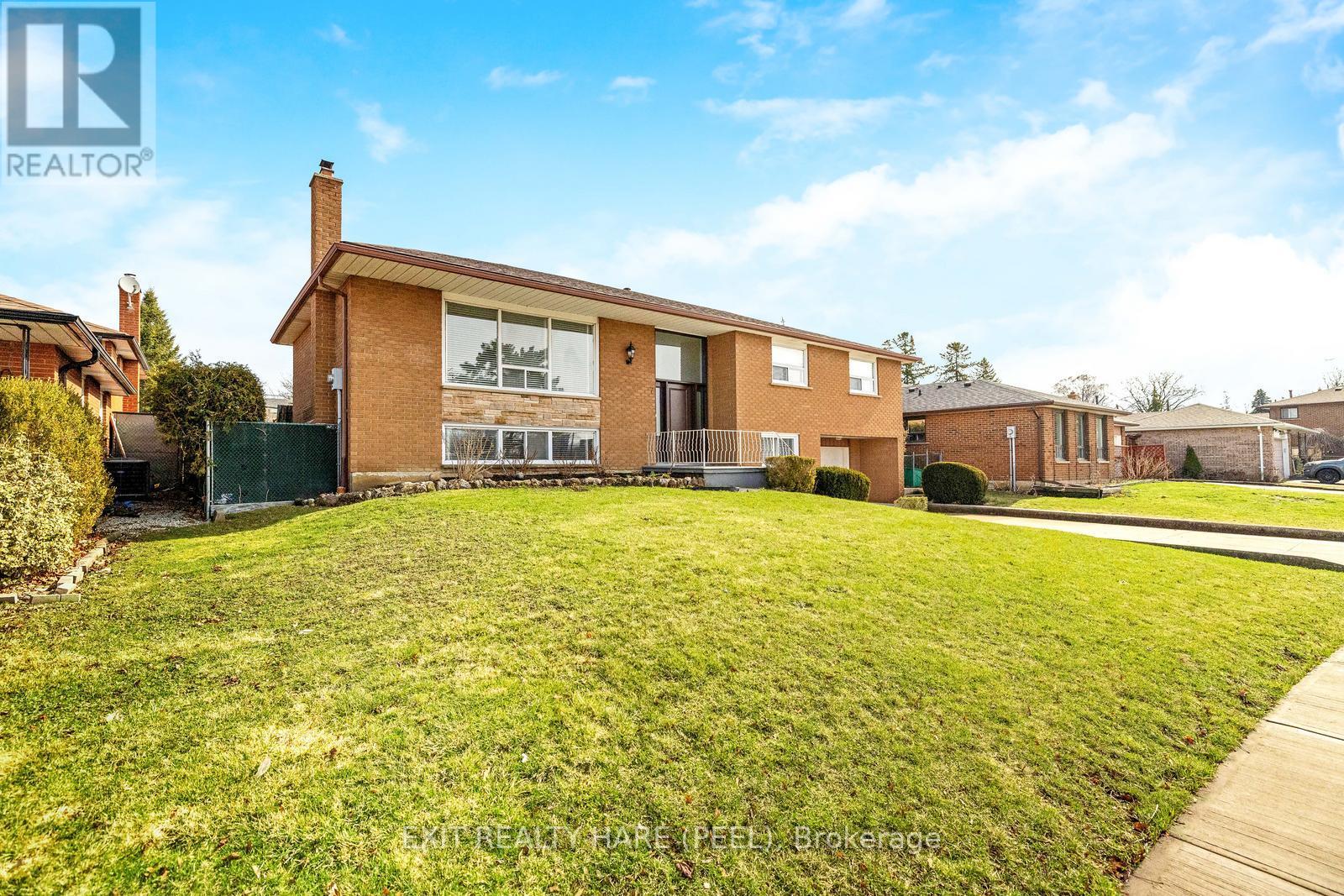 7 Meadowland Gate, Brampton, Ontario  L6W 3N8 - Photo 4 - W12319705