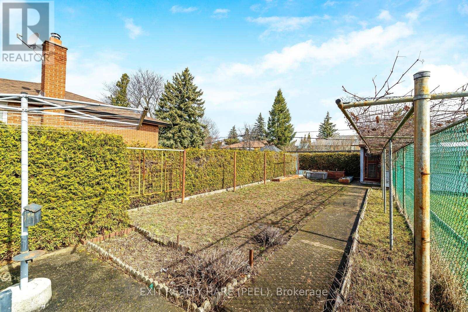 7 Meadowland Gate, Brampton, Ontario  L6W 3N8 - Photo 49 - W12319705