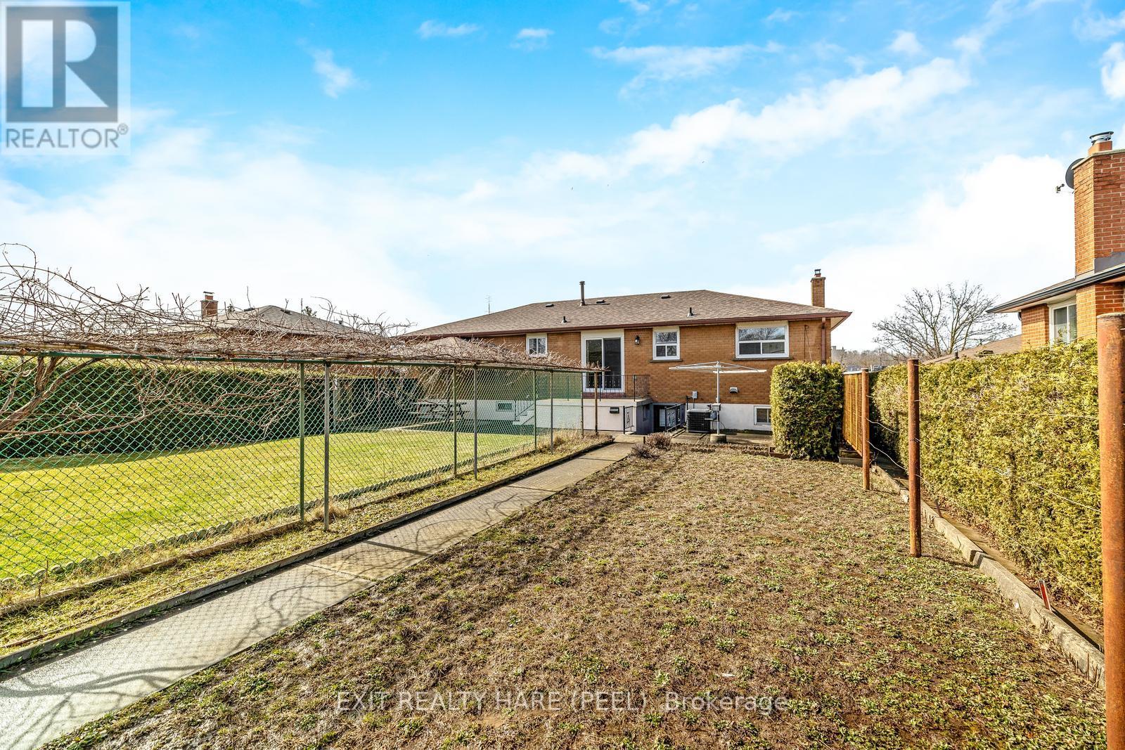 7 Meadowland Gate, Brampton, Ontario  L6W 3N8 - Photo 50 - W12319705