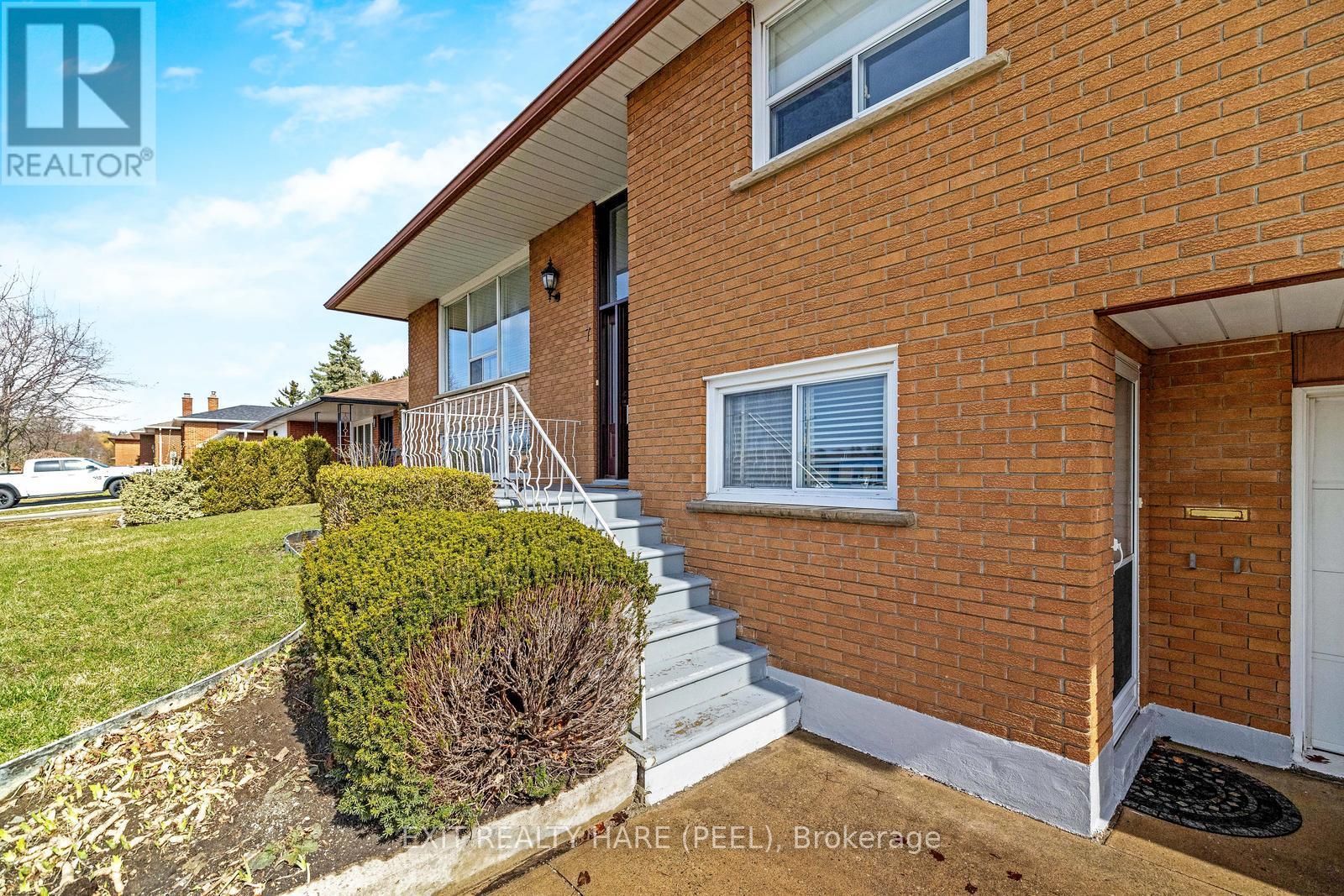 7 Meadowland Gate, Brampton, Ontario  L6W 3N8 - Photo 7 - W12319705