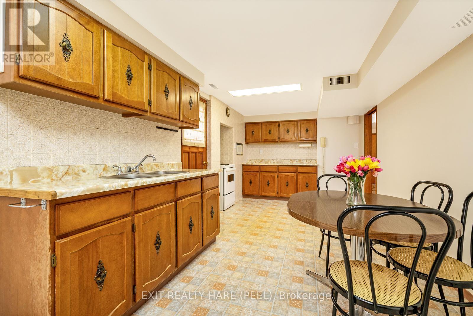 7 Meadowland Gate, Brampton, Ontario  L6W 3N8 - Photo 39 - W12319705