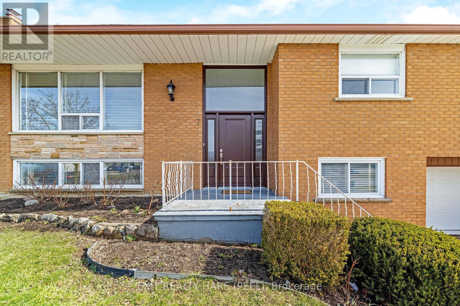 7 Meadowland Gate, Brampton, Ontario  L6W 3N8 - Photo 6 - W12319705