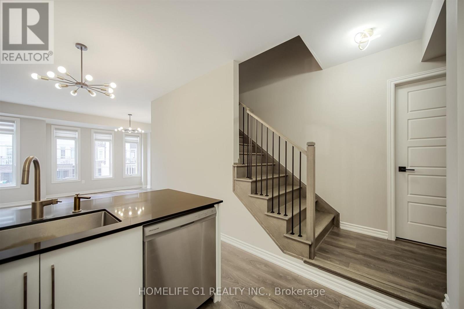 7 Mel Irving Drive, Bradford West Gwillimbury, Ontario  L3Z 4P2 - Photo 17 - N12337689