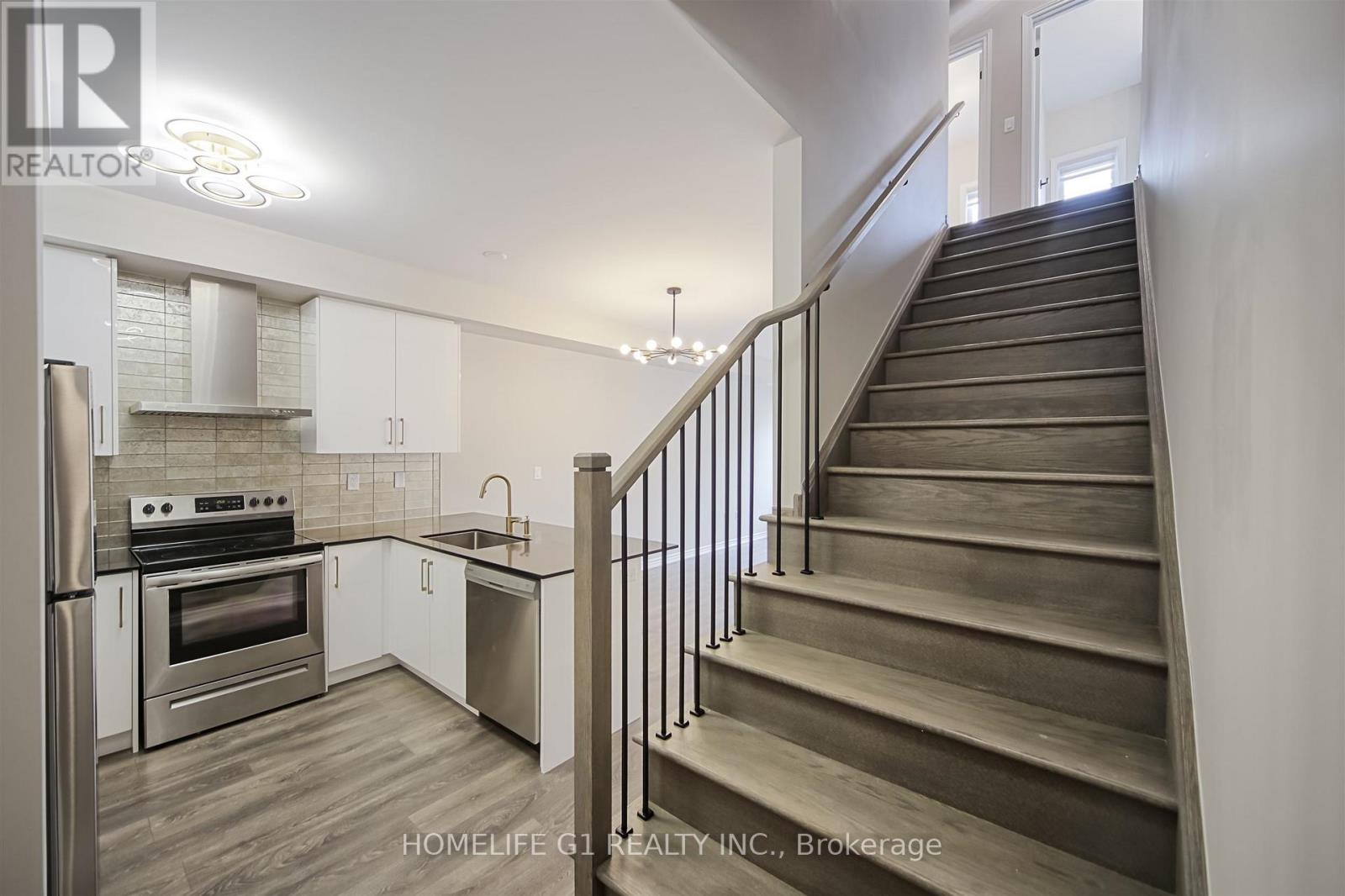 7 Mel Irving Drive, Bradford West Gwillimbury, Ontario  L3Z 4P2 - Photo 18 - N12337689