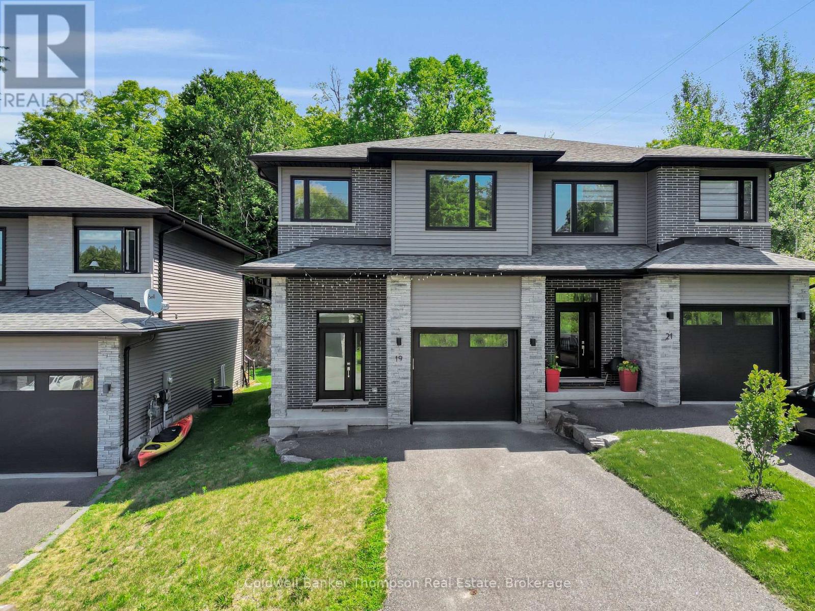 <div class="slider-price">$3,200 Monthly</div><p>19 Cascade Lane, Huntsville, Ontario</p>