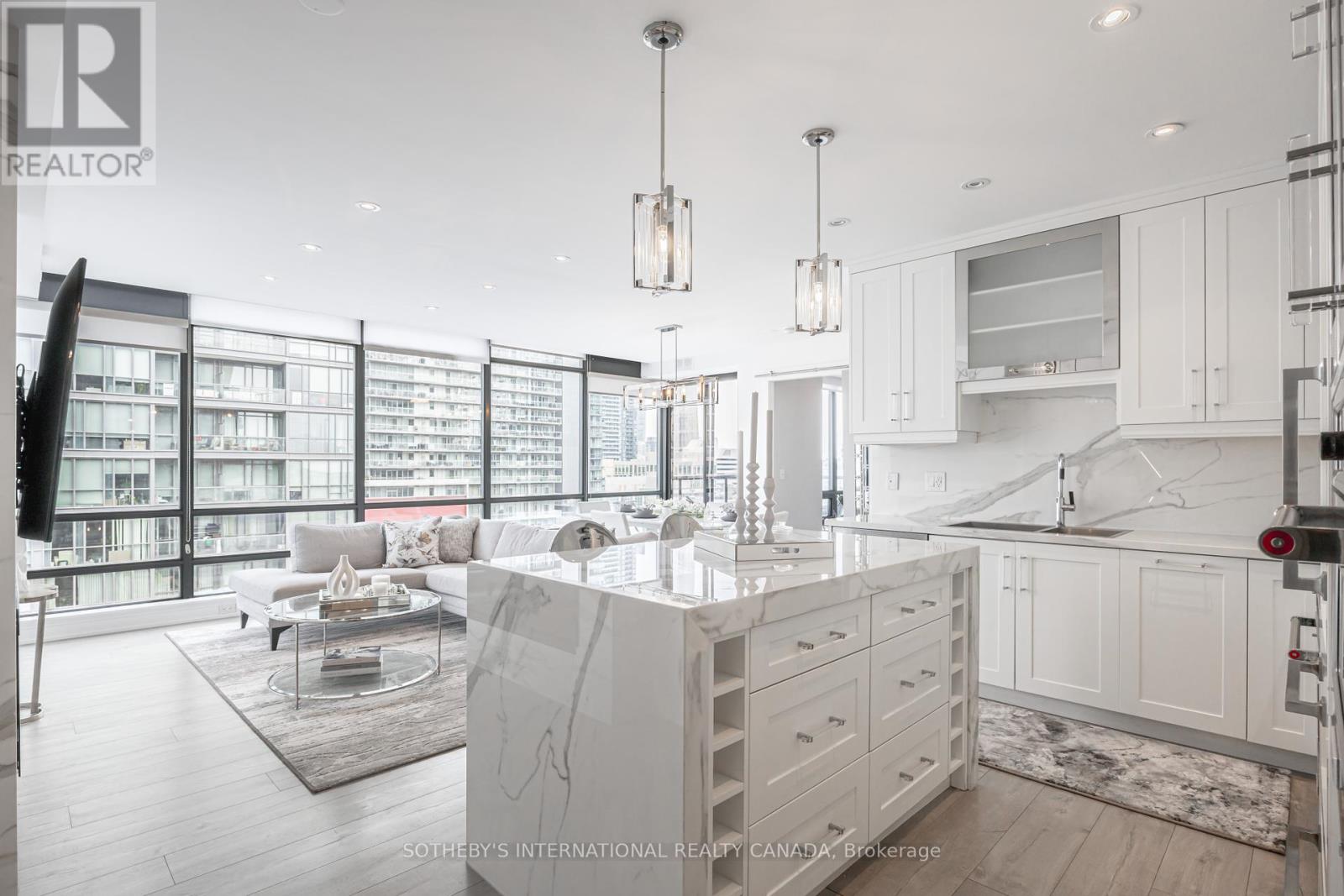 1901 - 438 King Street W, Toronto, Ontario  M5V 1L4 - Photo 2 - C12337714
