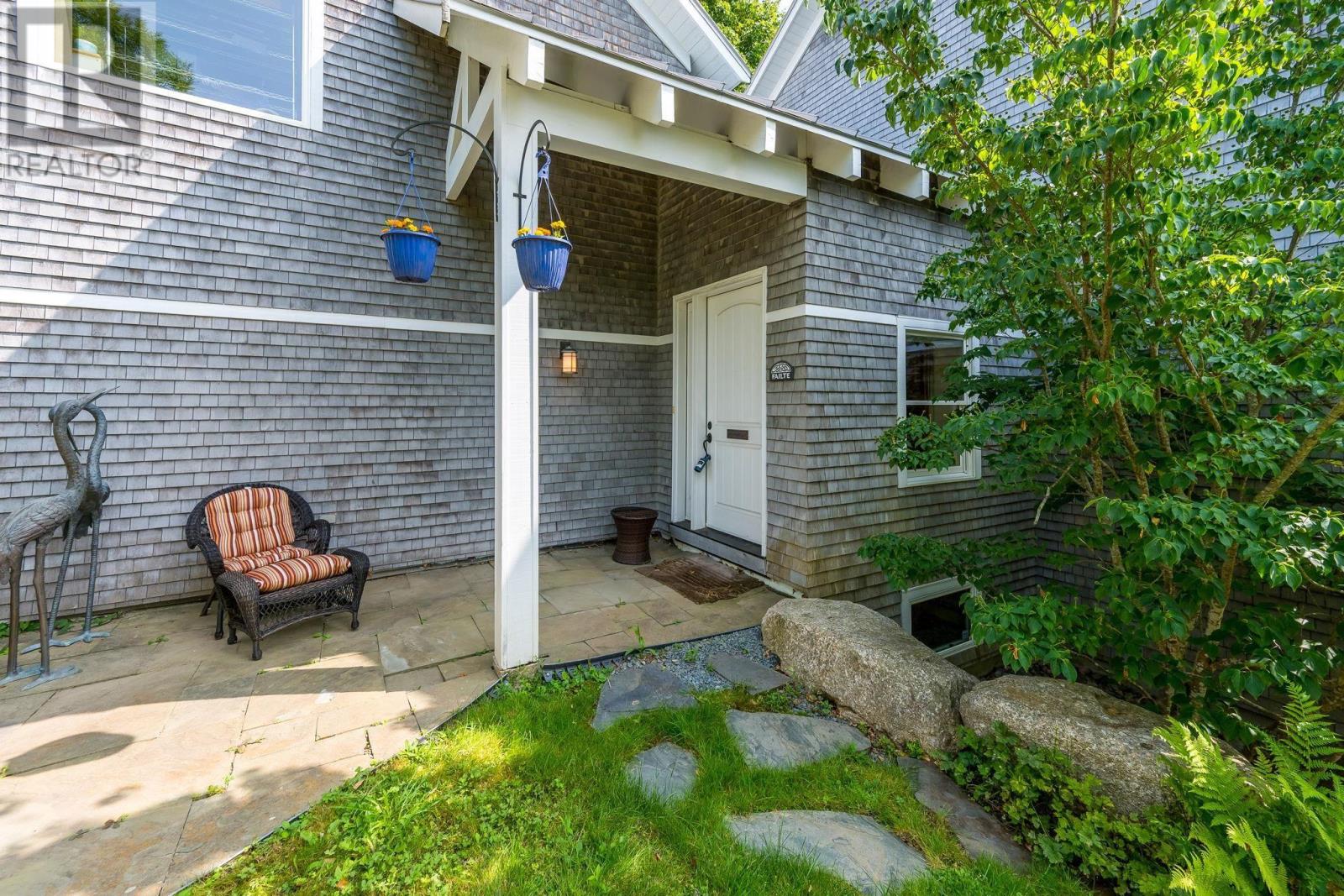 5954 Mcculloch Court, Halifax, Nova Scotia  B3H 4S9 - Photo 9 - 202520225