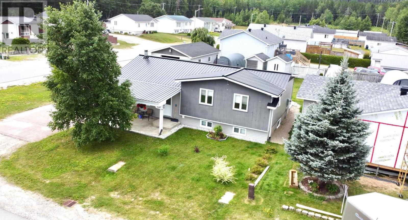 833 Des Rosiers Rue, Dubreuilville, Ontario  P0S 1B0 - Photo 1 - SM252225