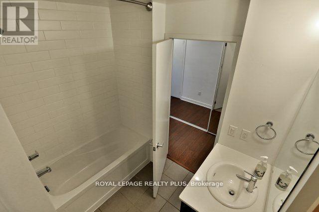 812 - 360 Square One Drive, Mississauga, Ontario  L5B 0G7 - Photo 12 - W12337940