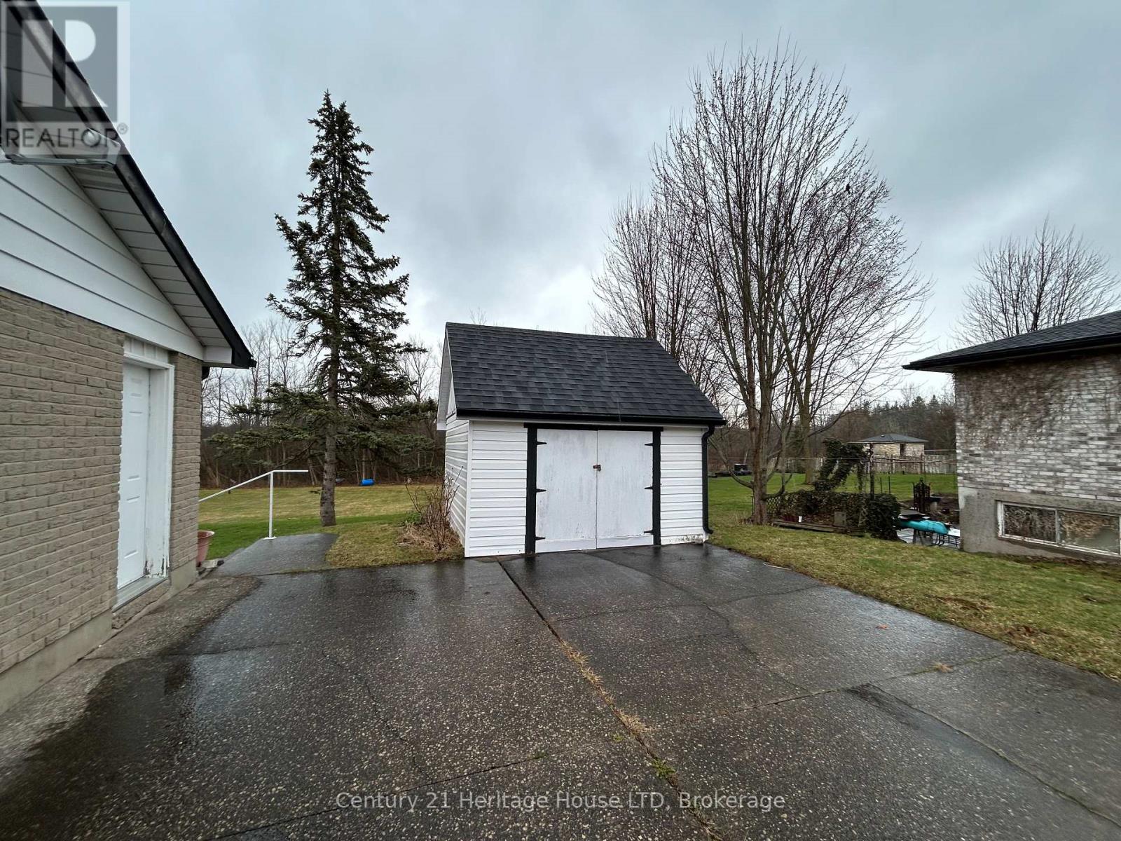 310 Albany Street, Fort Erie (Lakeshore), Ontario L2A 1L9 - Photo 11 - X12336391