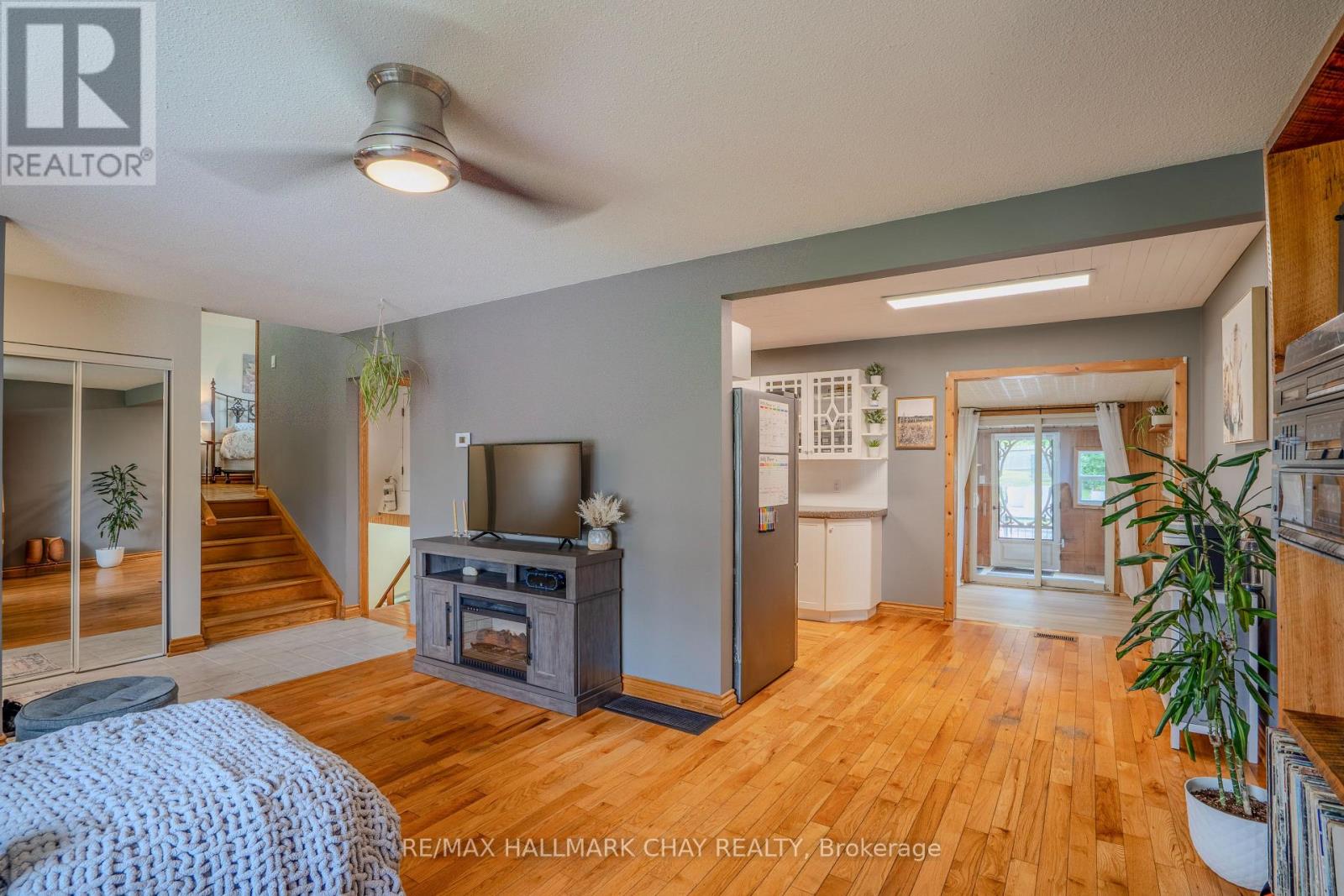2 Wallis Street, Oro-Medonte, Ontario  L3V 8N9 - Photo 4 - S12338028