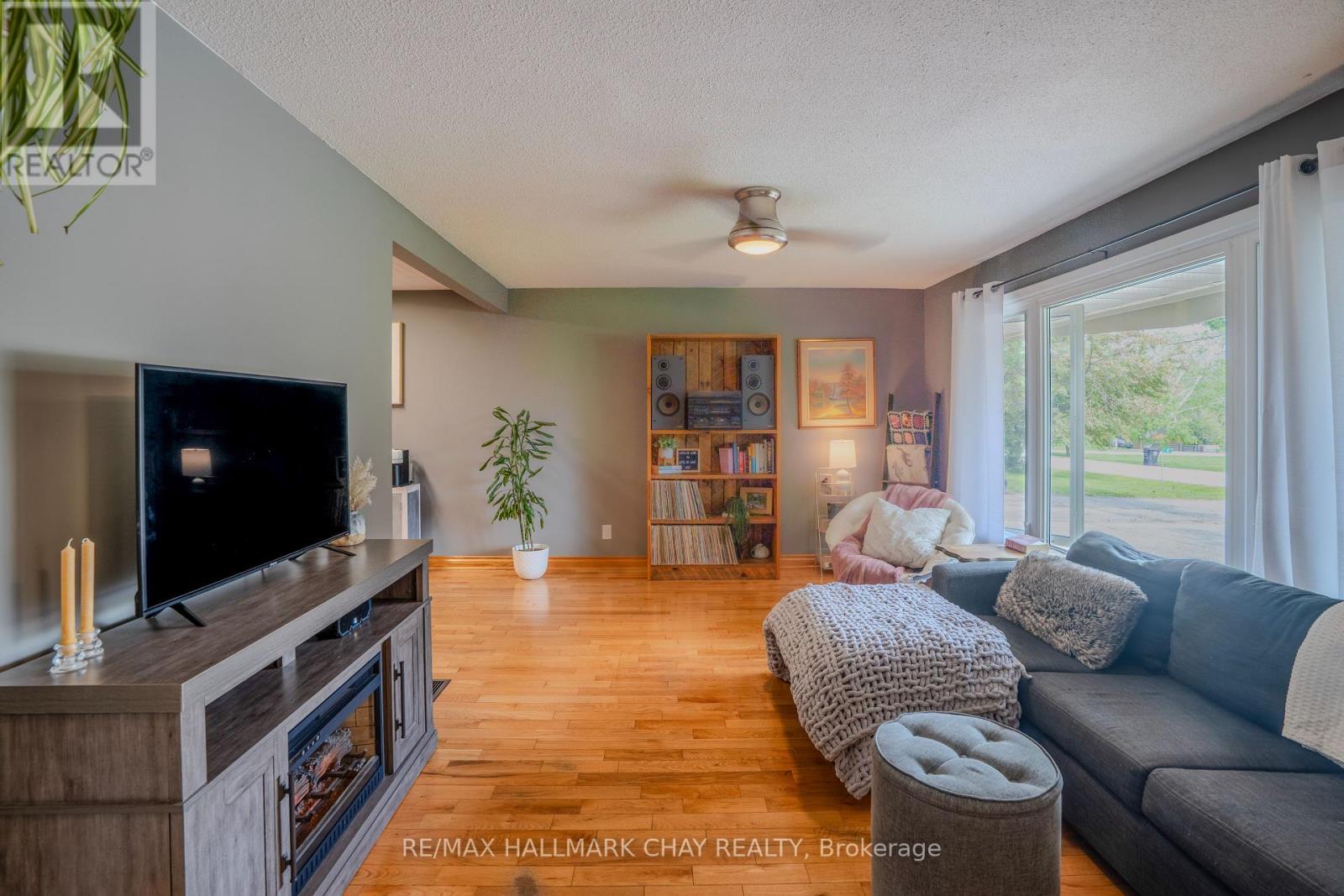 2 Wallis Street, Oro-Medonte, Ontario  L3V 8N9 - Photo 5 - S12338028