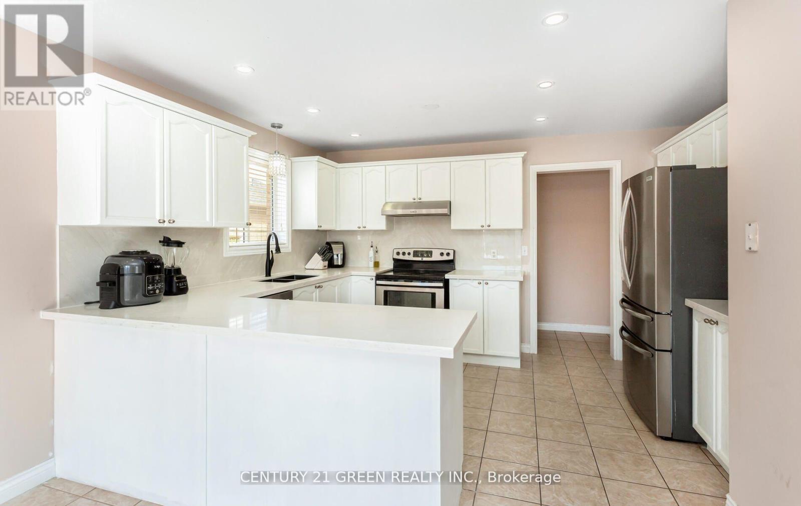 104 Lilywood Drive, Cambridge, Ontario  N1P 1H1 - Photo 19 - X12338096