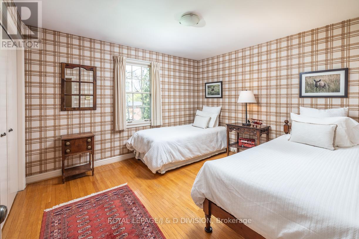 16 Bobwhite Crescent, Toronto, Ontario  M2L 2E1 - Photo 25 - C12148466