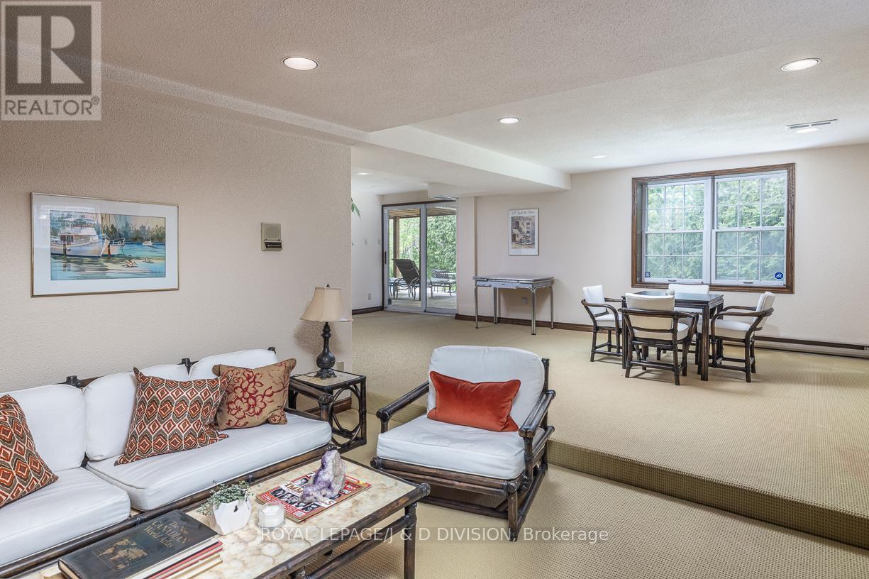 16 Bobwhite Crescent, Toronto, Ontario  M2L 2E1 - Photo 32 - C12148466