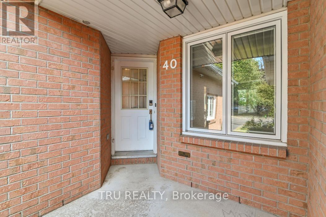 40 Baton Court, Ottawa, Ontario  K2L 4C8 - Photo 4 - X12338231