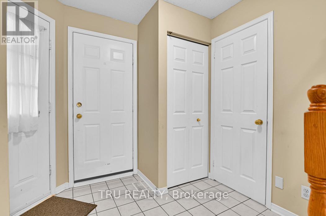 40 Baton Court, Ottawa, Ontario  K2L 4C8 - Photo 5 - X12338231