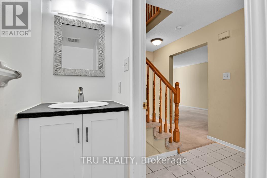 40 Baton Court, Ottawa, Ontario  K2L 4C8 - Photo 7 - X12338231