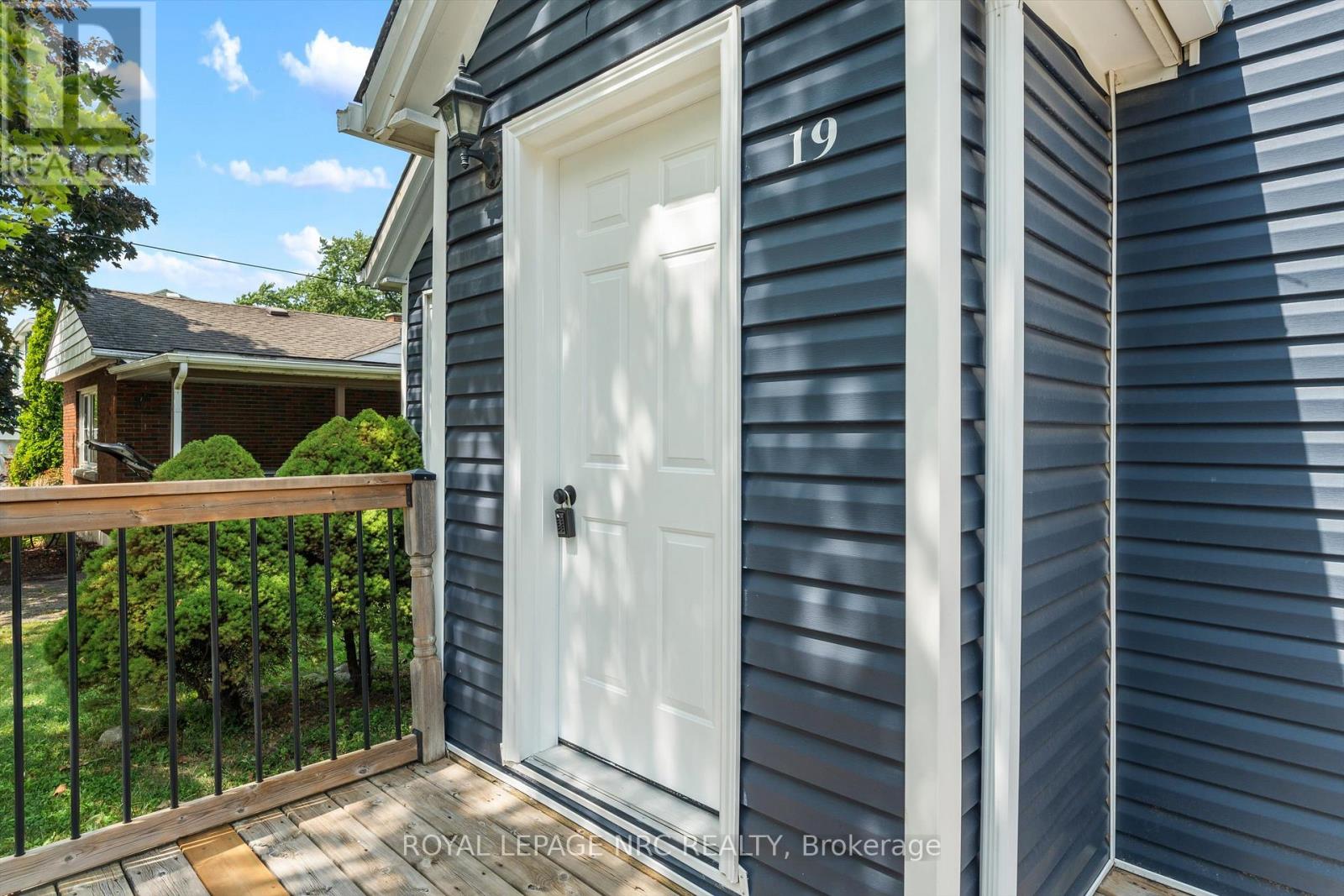 19 Seymour Avenue, St. Catharines, Ontario  L2P 1A3 - Photo 4 - X12338248