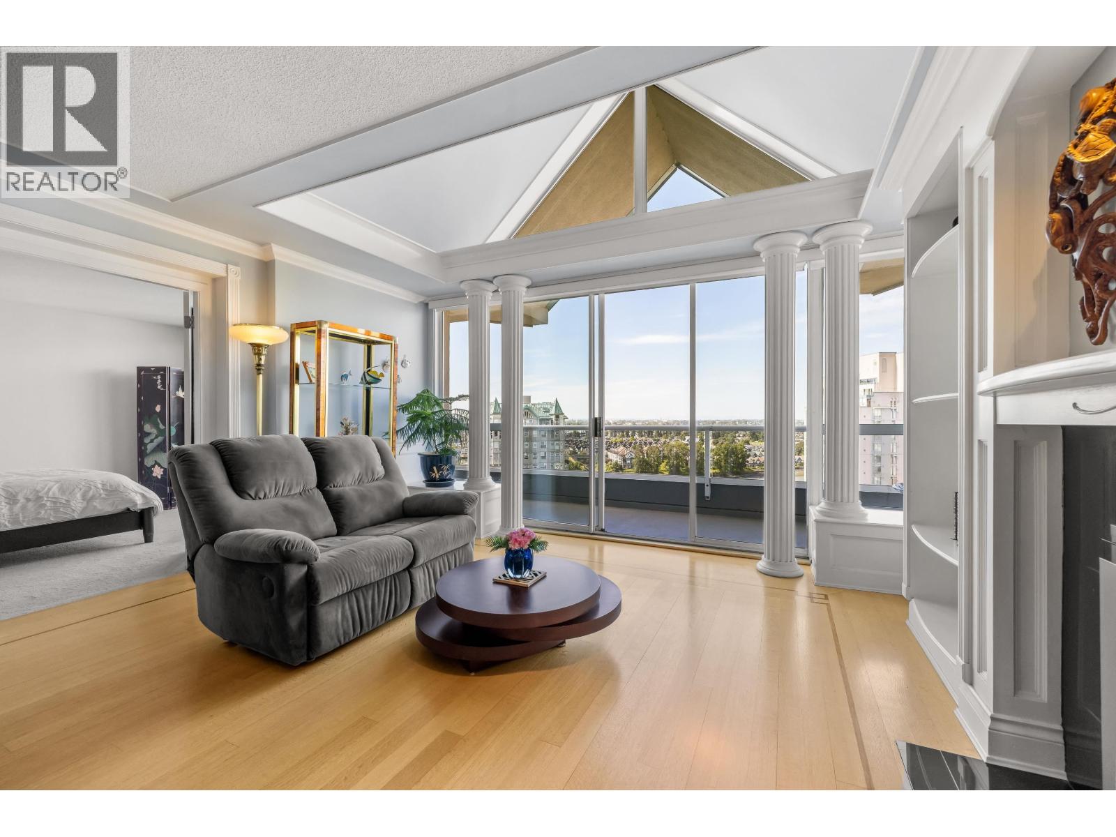 2002 1245 Quayside Drive, New Westminster, British Columbia  V3M 6J6 - Photo 2 - R3035893