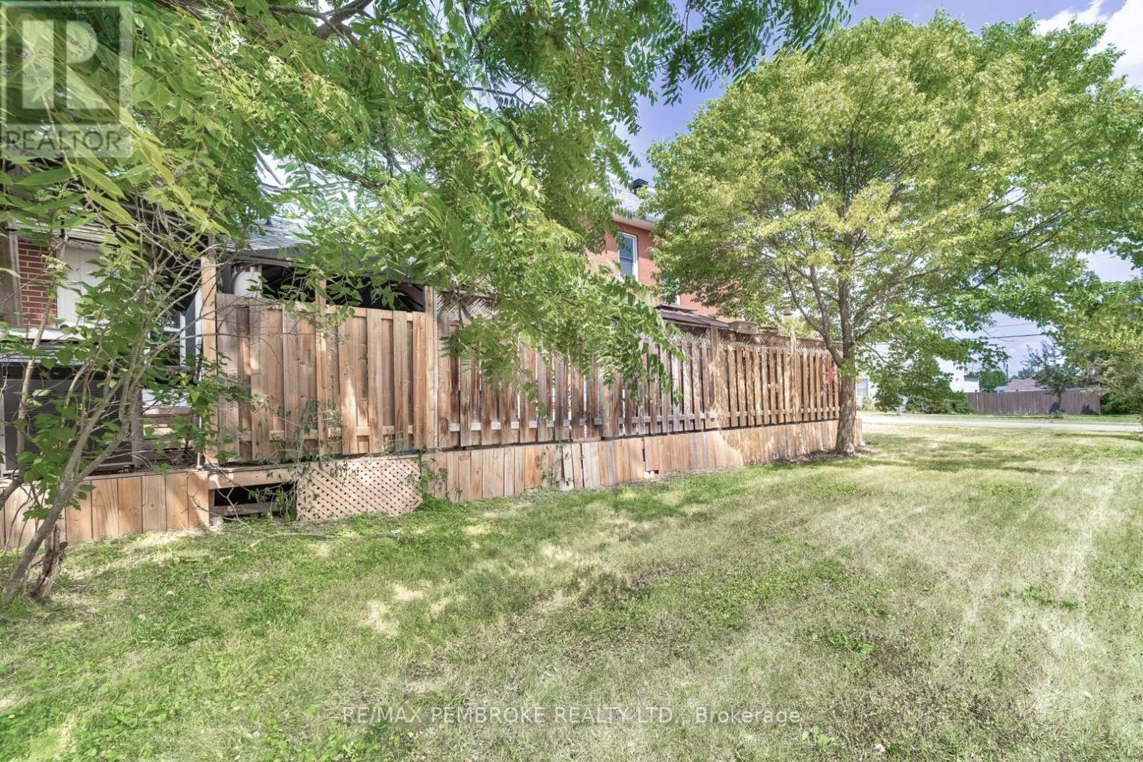 402 Christie Street, Pembroke, Ontario  K8A 4R9 - Photo 4 - X12338358