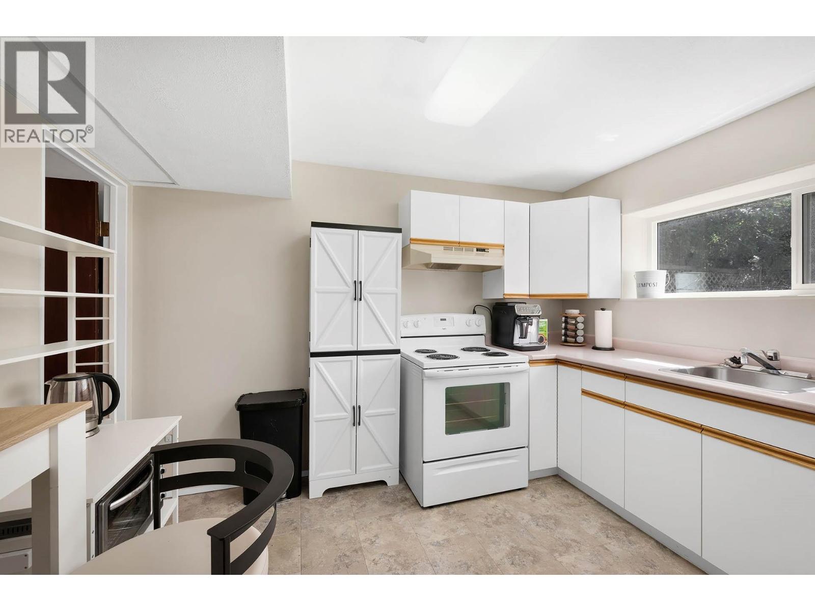 Property at 3576 Mountainview Place image 5