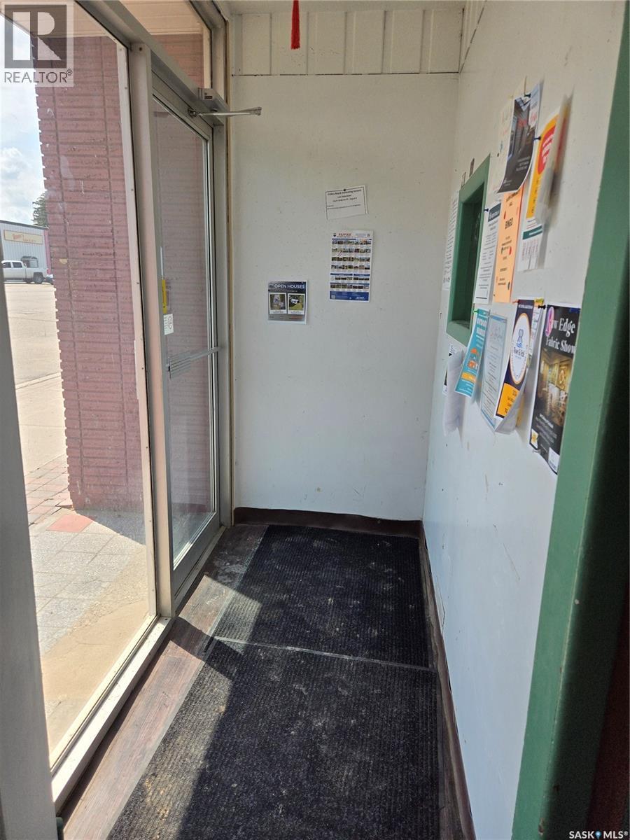 112 & 114 Saskatchewan Avenue W, Outlook, Saskatchewan  S0L 2N0 - Photo 2 - SK015286