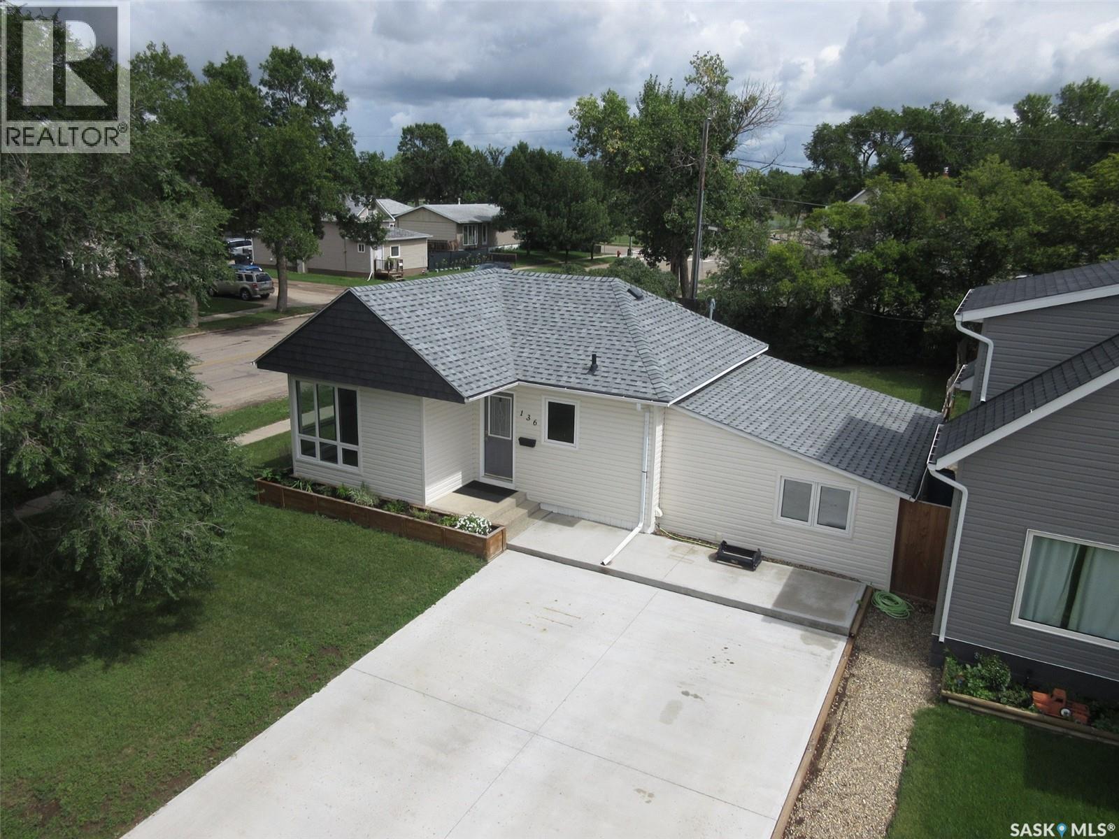 136 10th Street, Weyburn, Saskatchewan  S4H 1G9 - Photo 3 - SK015290