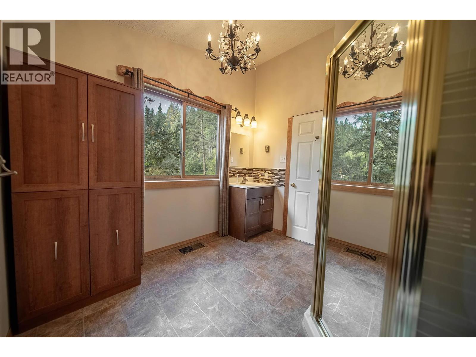 7825 Jaffray Baynes Lake Road Road, Jaffray, British Columbia  V0B 1T4 - Photo 15 - 10359085