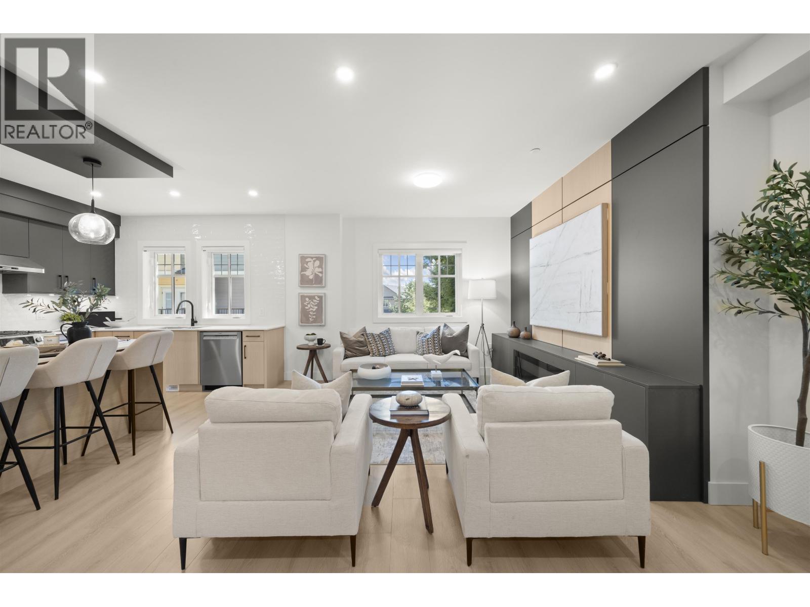 Property at 4 4829 48 AVENUE image 1