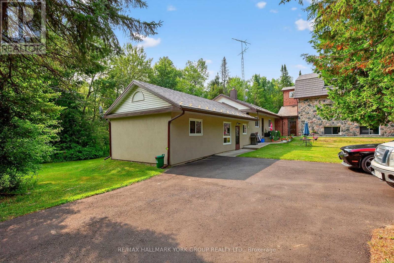 245 Davis Drive, Uxbridge, Ontario  L4A 7X4 - Photo 3 - N12338408