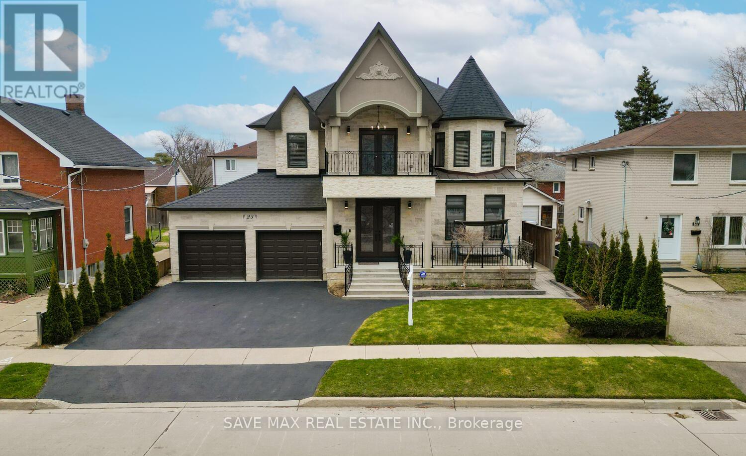 23 Hillcrest Avenue, Brampton, Ontario  L6W 1Y7 - Photo 3 - W12338403