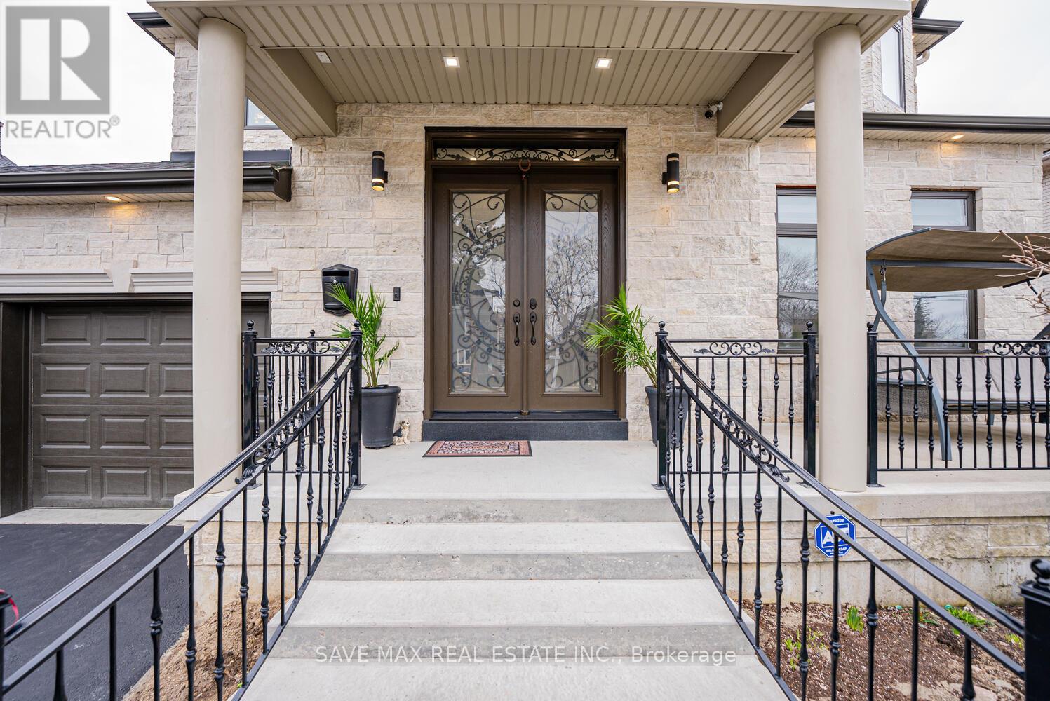 23 Hillcrest Avenue, Brampton, Ontario  L6W 1Y7 - Photo 4 - W12338403