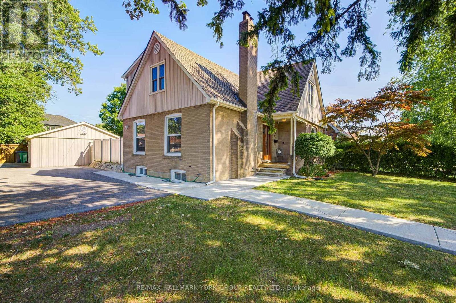 26 Gregory Street, Brampton, Ontario  L6Y 1G1 - Photo 2 - W12326257