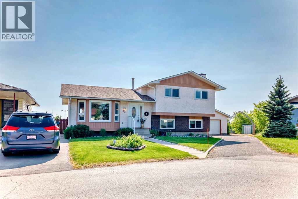 Property at 32 Radcliffe Bay SE image 2