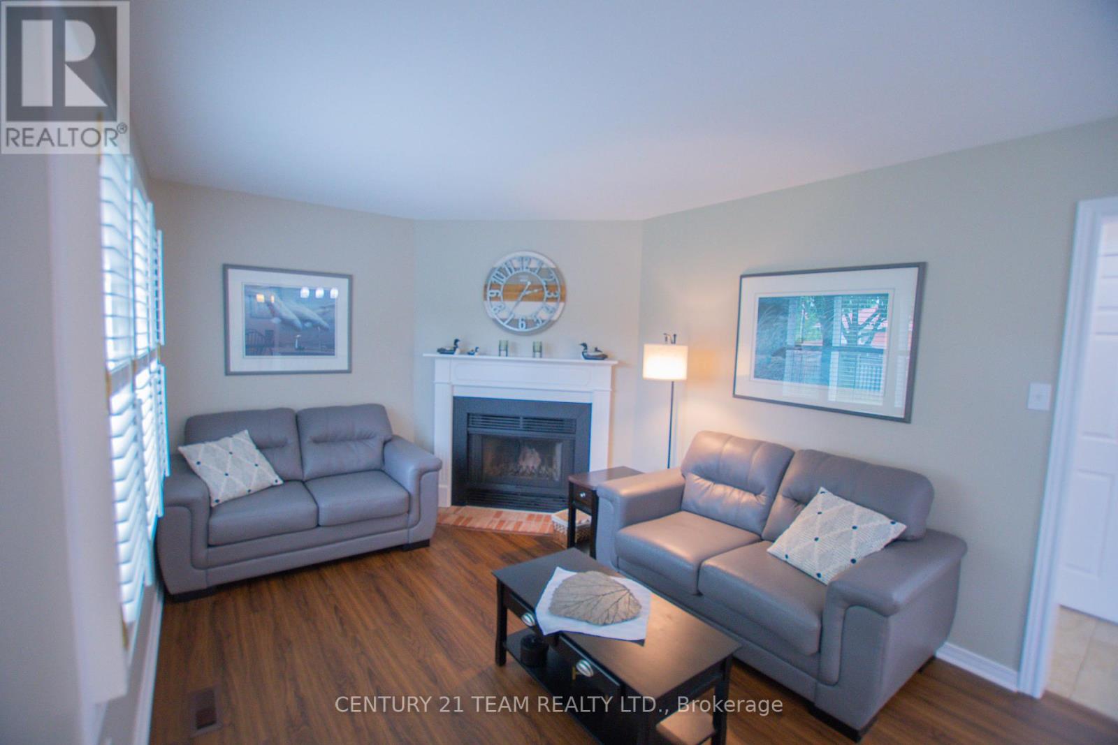 Property at 17 RUDDELL CRESCENT image 4