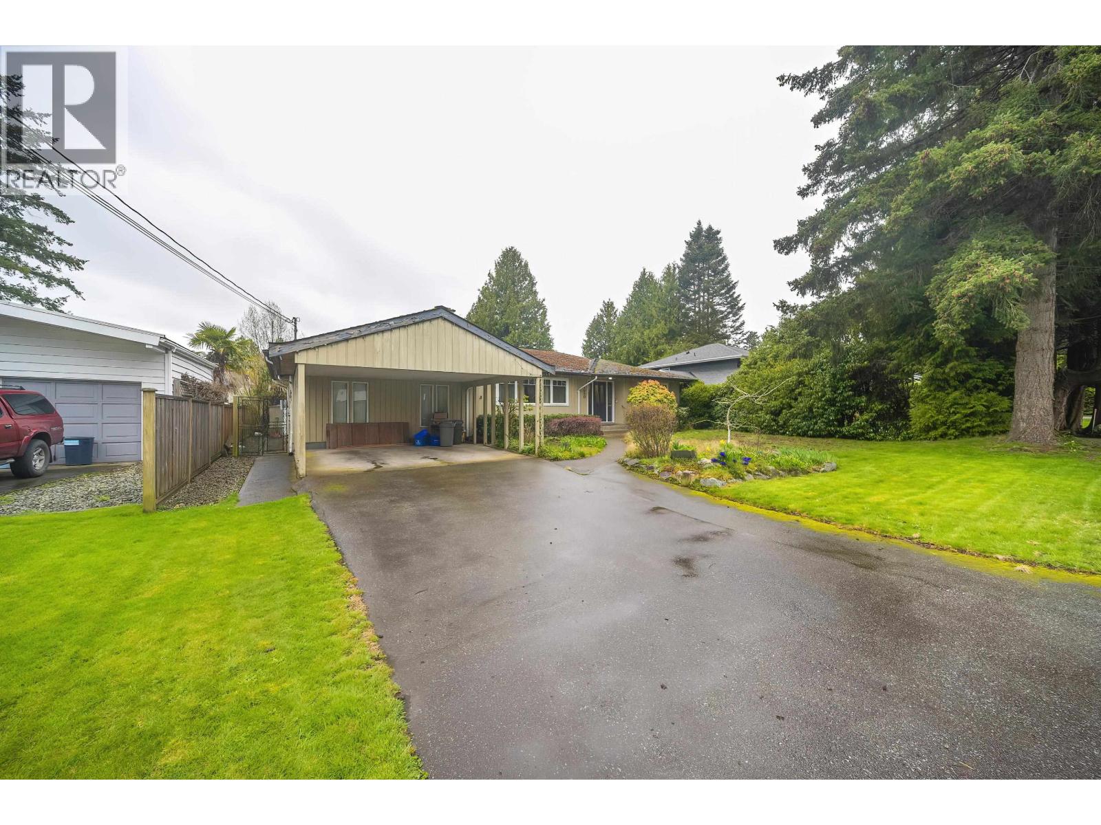 Property at 4980 11A AVENUE image 3