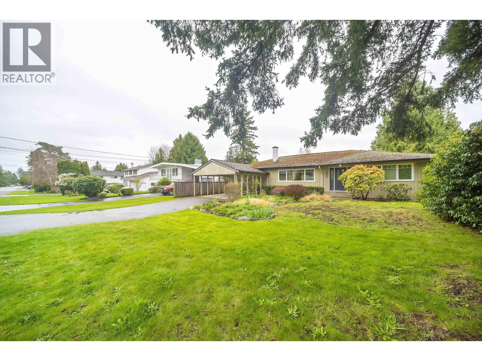 Property at 4980 11A AVENUE image 2