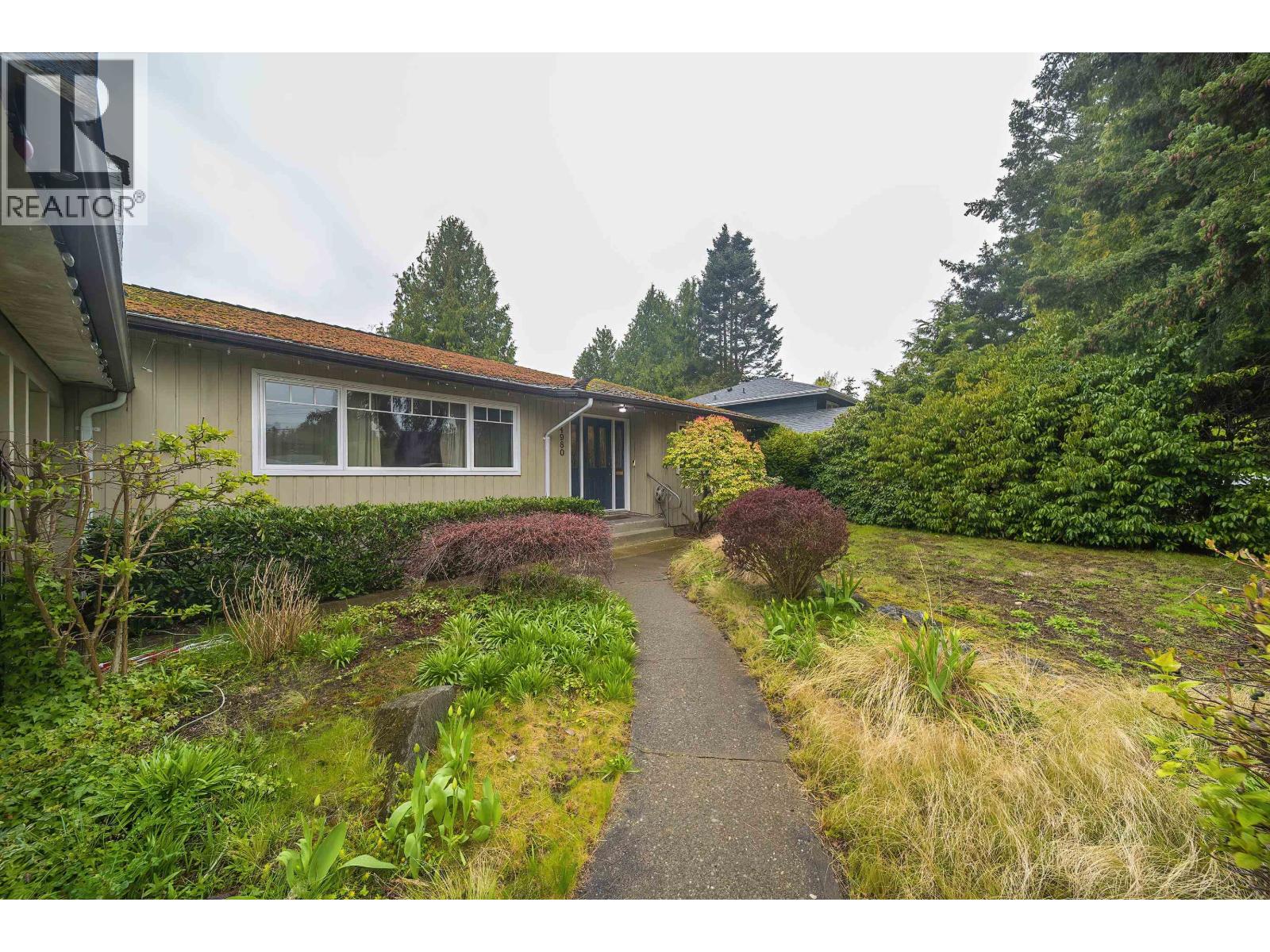 Property at 4980 11A AVENUE image 5