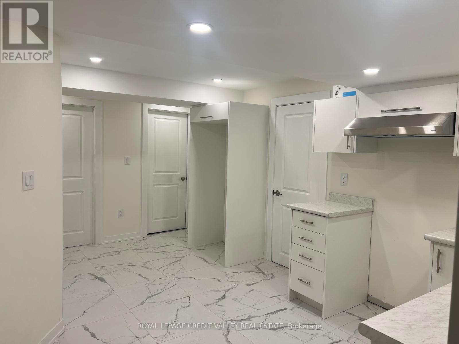 4 Lafleur Court, Brampton, Ontario  L6Y 3L8 - Photo 3 - W12338585