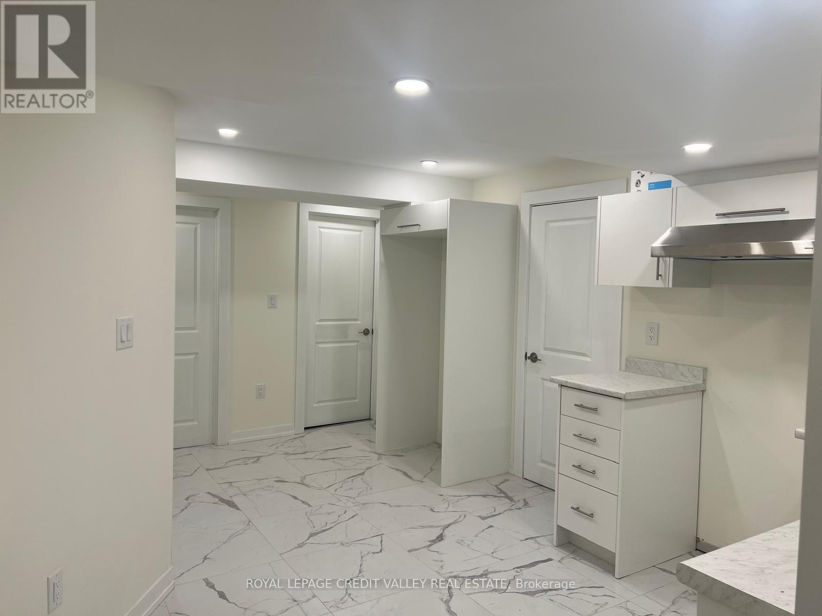4 Lafleur Court, Brampton, Ontario  L6Y 3L8 - Photo 9 - W12338585