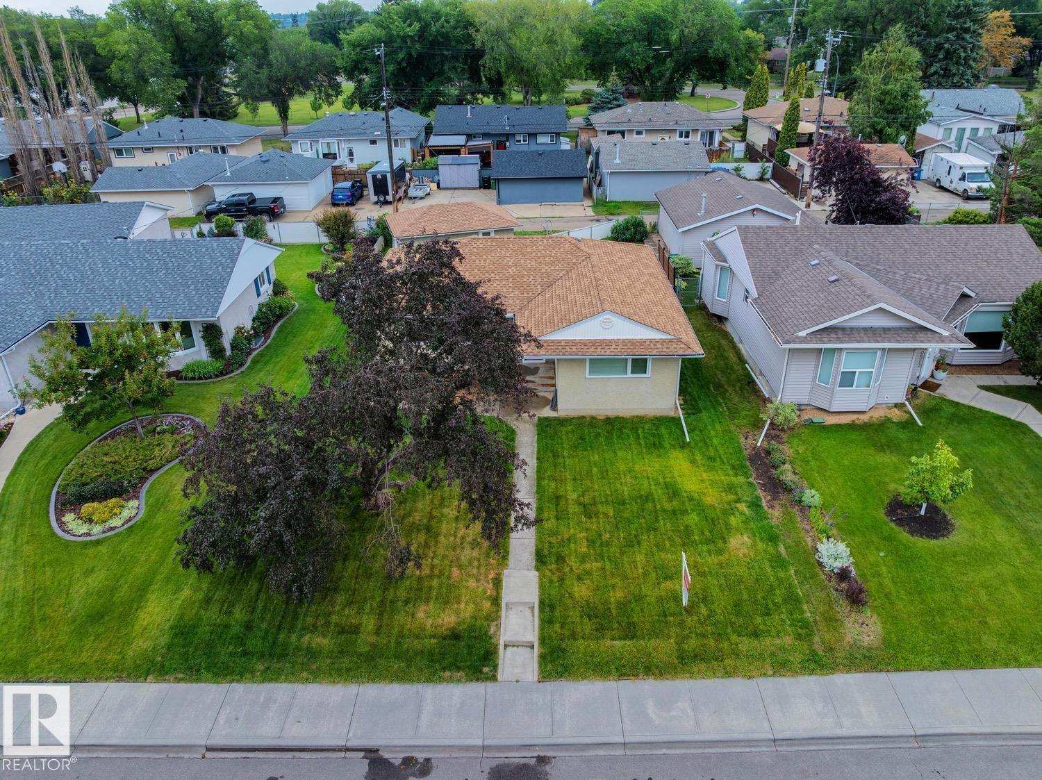 Property at 10527 52 ST NW NW image 2