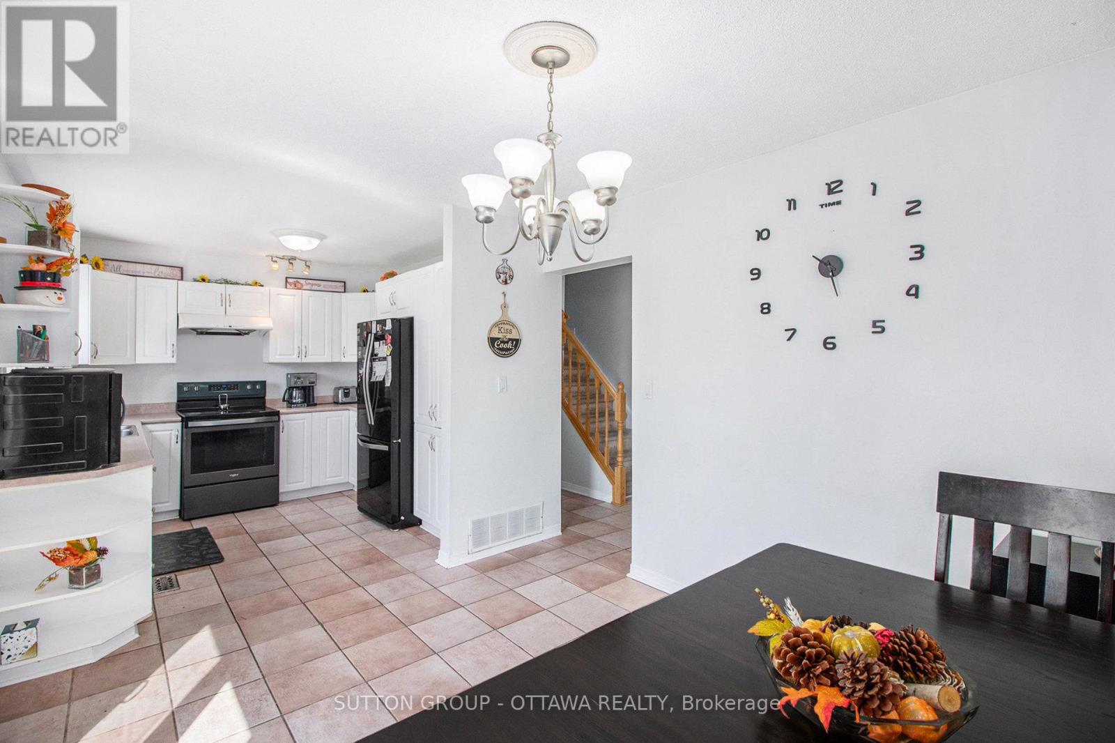 848 Borland Drive, Ottawa, Ontario  K1E 1X5 - Photo 6 - X12338670