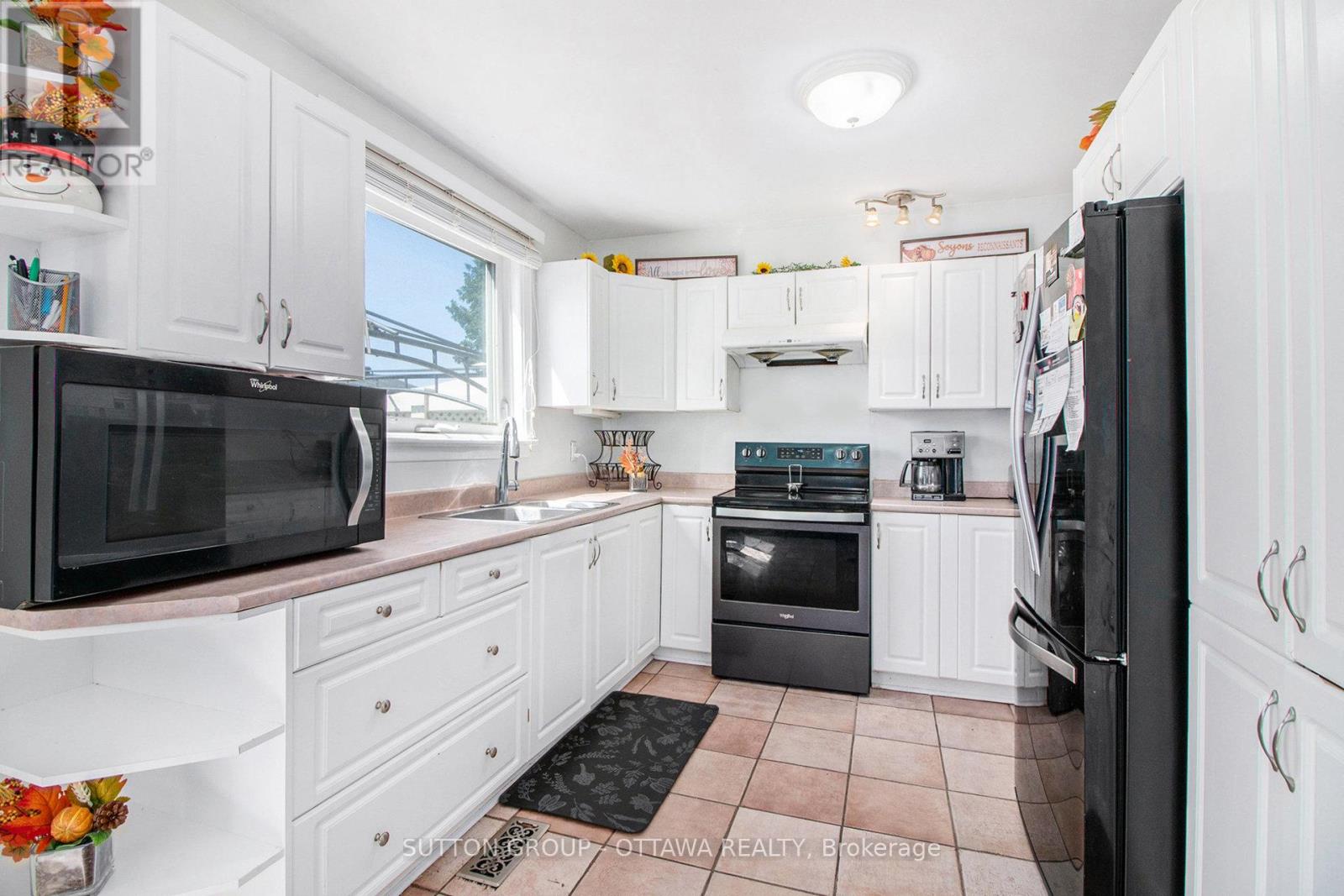 848 Borland Drive, Ottawa, Ontario  K1E 1X5 - Photo 7 - X12338670